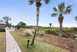 Property grounds - Ocean One 120 - Beachside Condo (Hilton Head Island)