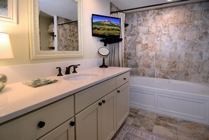 Bathtub, hair dryer, towels - Southern Comfort, Gorgeous! Hot tub, Walk to base (Crested Butte)