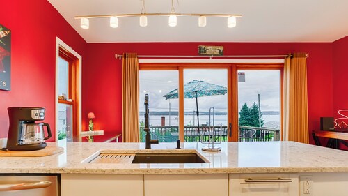 Seneca Knoll:"Gorgeous Custom-built Home with Seneca Lake Views"