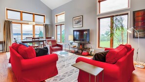 DVD player - Seneca Knoll:"Gorgeous Custom-built Home with Seneca Lake Views" (Romulus)