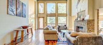 Spacious Tahoe Donner retreat with private hot tub - near trails, slopes & golf