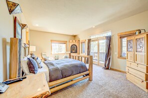 4 bedrooms, Internet, bed sheets - Spacious Tahoe Donner retreat with private hot tub - near trails, slopes & golf (Truckee)