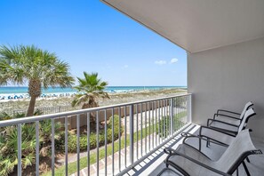 Property grounds - BEACHFRONT RESORT!! EASILY SLEEPS 6! (Fort Walton Beach)