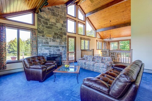 Secluded Luxury Home on Huge Property with Mountain Views - Near Slopes