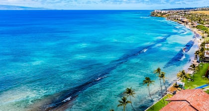 Rantahotellin paeta jaetulla uima-altaalla, porealtaalla, viheriöllä ja tennillä