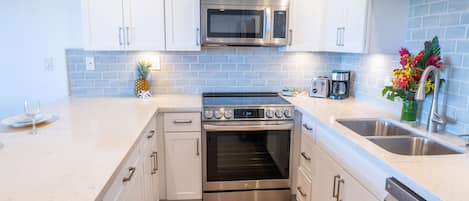Geladeira, micro-ondas, fogão, cooktop