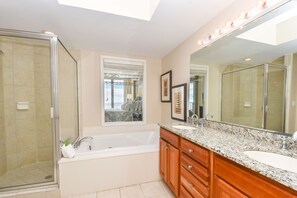 Combined shower/tub, hair dryer, towels