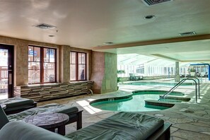 屋内プール、温水プール