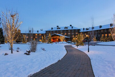 Cozy Condo w/ Free WiFi, Heated Pool & Tennis - Close to Skiing