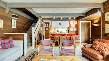 TV, caminetto, lettore DVD, libri