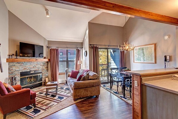 TV - River Mountain Lodge Iowa Hill Condo: Updated, Ski-in, Downtown (Breckenridge)
