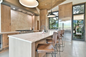 Fridge, microwave, oven, stovetop - Lonestar Lodge: Sweeping Mountain Views, Hot Tub & Patio (Breckenridge)