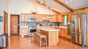 Fridge, microwave, oven, stovetop - Seneca Lake Effect: "Experience luxurious lake life" (Geneva)