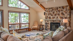 壁爐、DVD 播放機、足球機、乒乓球設施