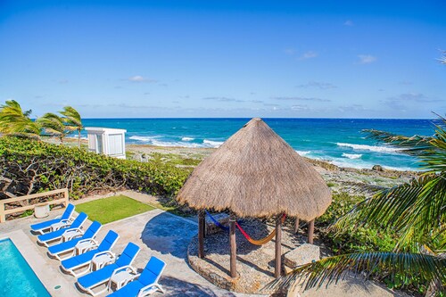 Ocean front villa, beautiful Caribbean views, pool and Wifi!