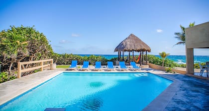 Akumal Oceanfront avec suites de 3 chambres, piscine en bord de mer, palapa, AC, Wifi.
