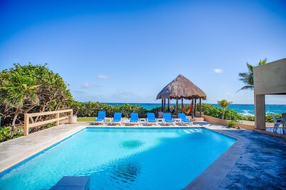 Oceanfront villa, beautiful Caribbean views, pool and Wifi!