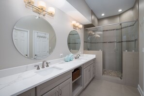 Combined shower/bathtub, hair dryer, towels - 4BR Beach Villa w/ 6-Seater GOLF CART! Near Beach, Pool, Tram, Screened Porch (Miramar Beach)