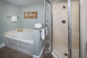 Shower, hair dryer, towels - Waters Edge 102🌊1st floor condo🏖️Beach Service (Fort Walton Beach)