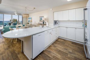 Frigorífic, microones, forn i placa de cuina