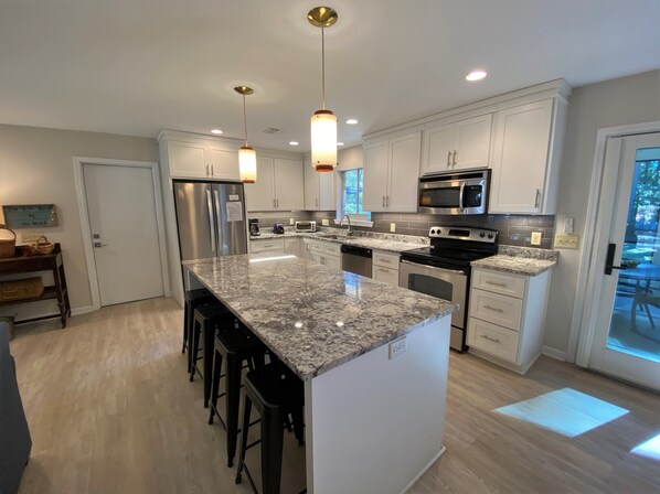 Jääkaappi, mikroaaltouuni, uuni, liesi