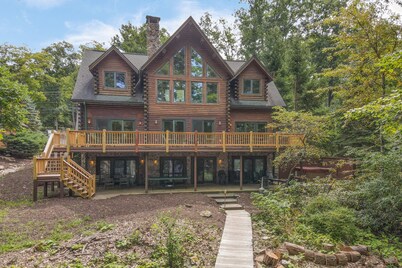 Timberlodge: Lakefront, Indoor Pool, Private Dock, Hot Tub, Fire Pit!