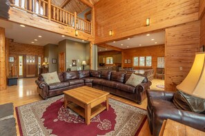 Fernseher, Kamin, DVD-Player, Stereoanlage