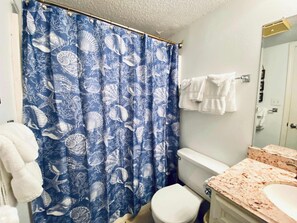 Combined shower/tub, towels