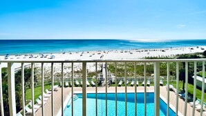 Blick vom Pool auf Strand und Meer.