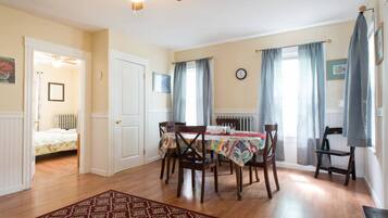 3 habitaciones, tabla de planchar con plancha, wifi y ropa de cama