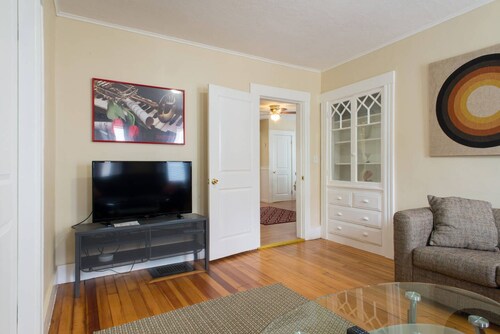 Salem Spacious First Floor 3-4BR!