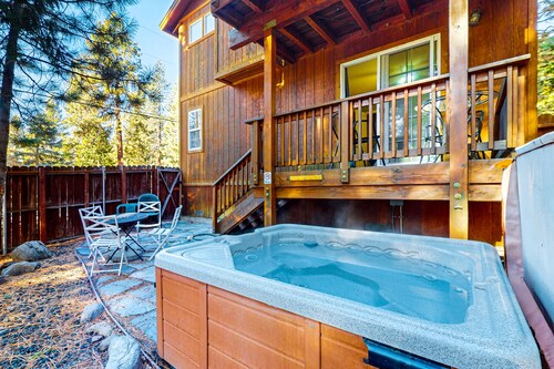 Cozy, enchanting retreat with hot tub, stunning deck, & balcony - close to beach