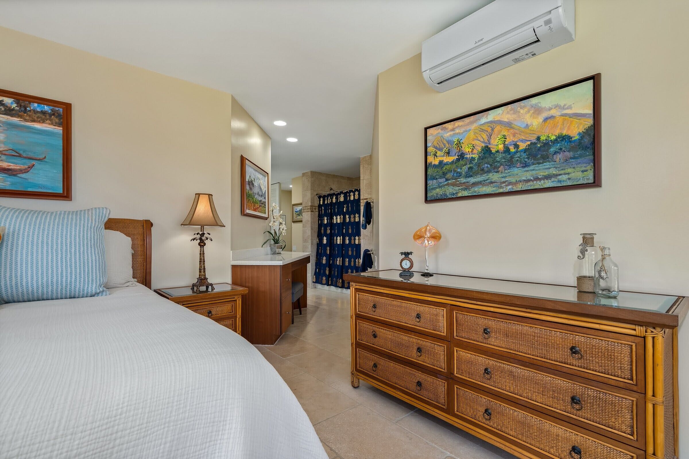 Une chambre à coucher avec un lit, une commode, un bureau et un tableau accroché au mur.