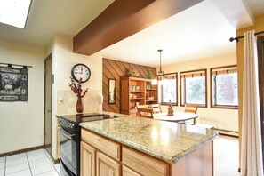 Réfrigérateur, micro-ondes, plaque de cuisson, lave-vaisselle