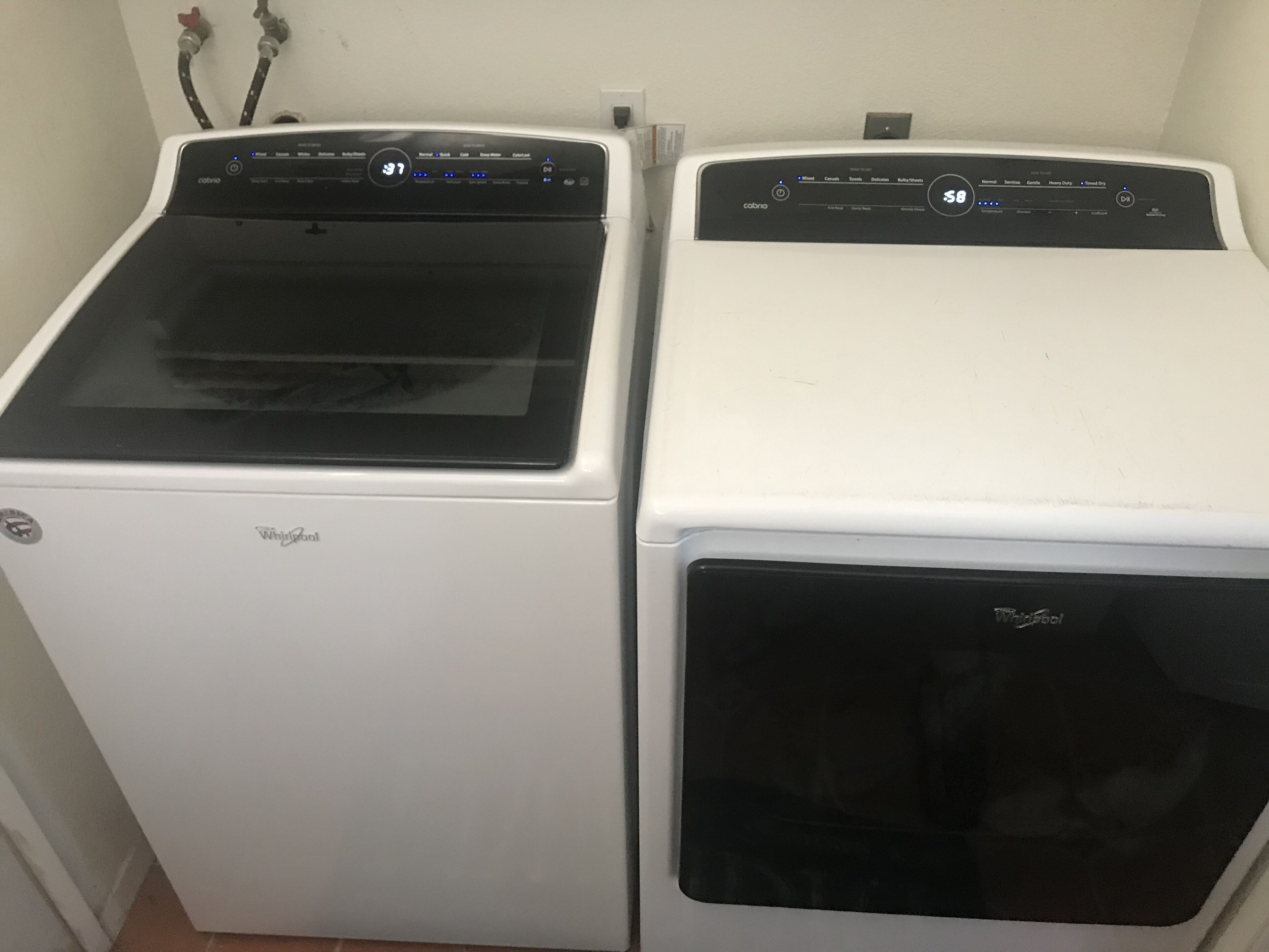 Dos secadoras Whirlpool una al lado de la otra en un lavadero.