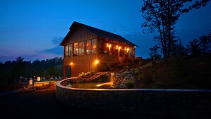 Ein modernes Haus mit großer Glasfassade, einem Kiesweg und einem kleinen Teich.