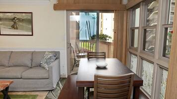 Smart TV, libri, studio