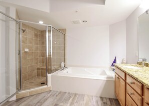 Combined shower/tub, jetted tub, hair dryer, towels