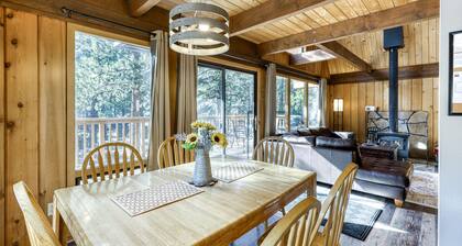Cozy cabin with three decks, EV charger, & SHARC Passes - dog-friendly