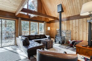 TV, DVD player, stereo - Cozy cabin with three decks, EV charger, & SHARC Passes - dog-friendly (Sunriver)