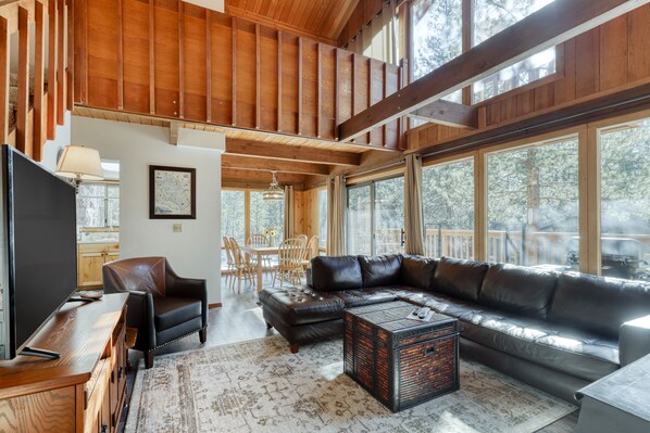 TV, DVD player, stereo - Cozy cabin with three decks, EV charger, & SHARC Passes - dog-friendly (Sunriver)