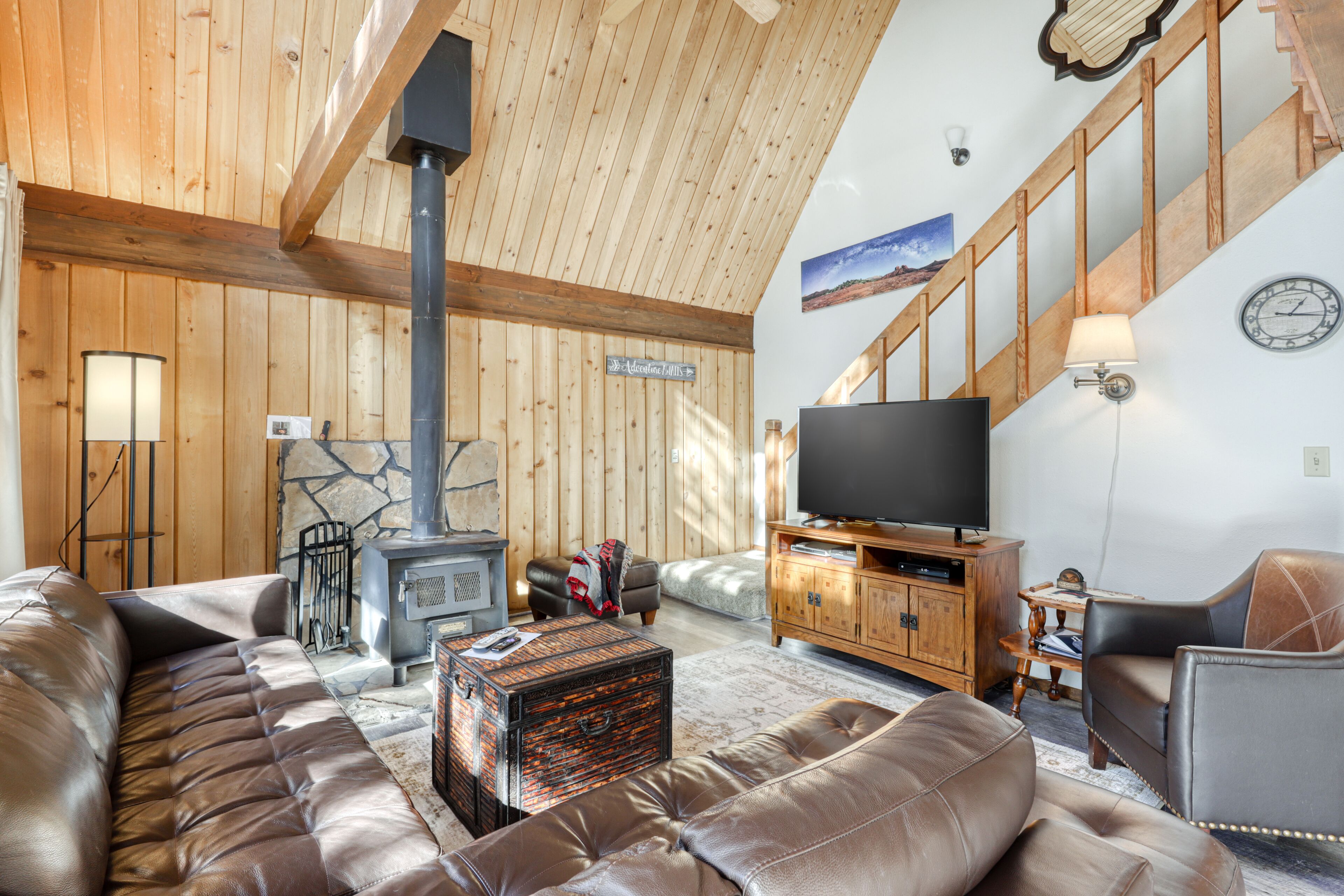 Cozy cabin with three decks, EV charger, & SHARC Passes - dog-friendly