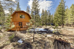 Exterior - Cozy cabin with three decks, EV charger, & SHARC Passes - dog-friendly (Sunriver)