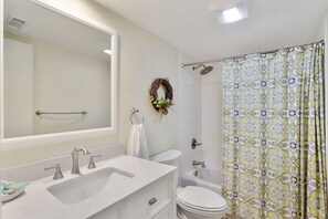 Combined shower/bathtub, hair dryer, towels