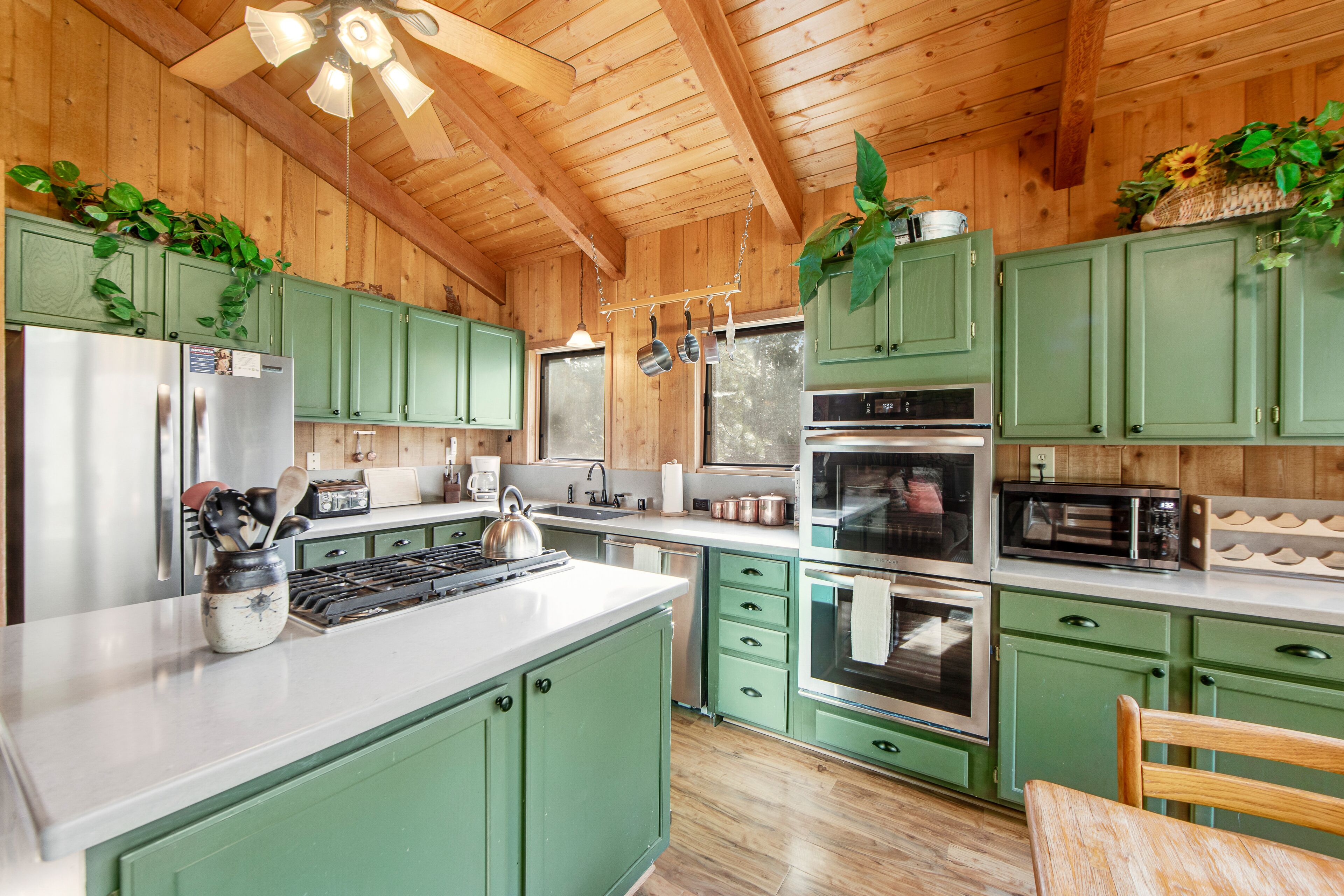 雪櫃、微波爐、焗爐、爐具