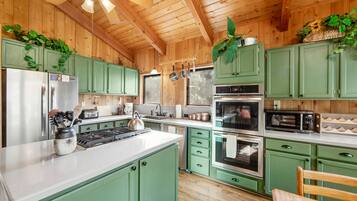 雪櫃、微波爐、焗爐、爐具