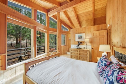 Charming, Dog-Friendly Two-Story Cabin Lodge with Deck - Great for Families
