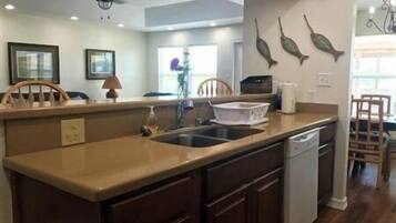 Réfrigérateur, micro-ondes, plaque de cuisson, lave-vaisselle