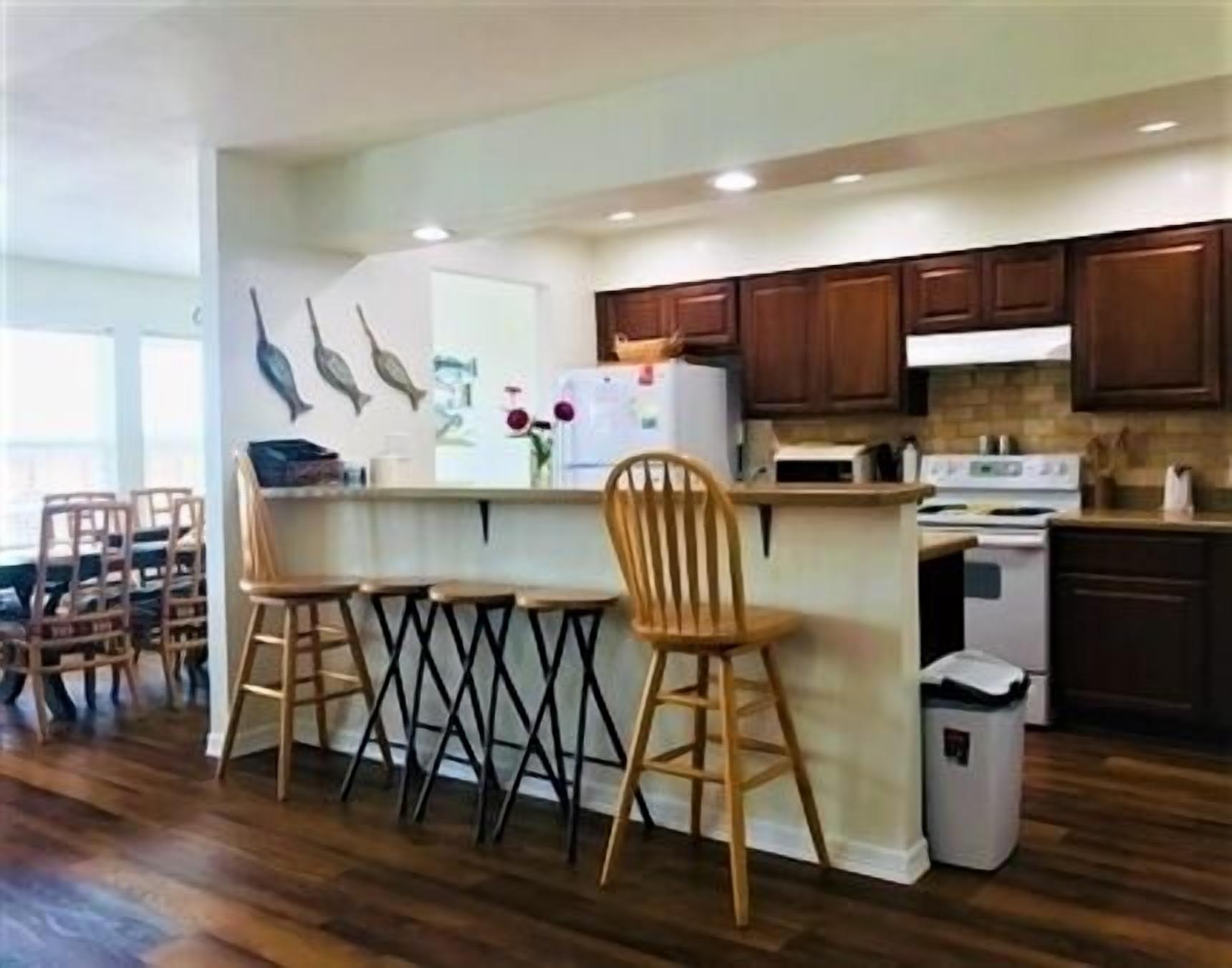 Réfrigérateur, micro-ondes, plaque de cuisson, lave-vaisselle