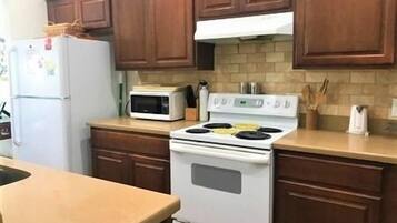 Fridge, microwave, stovetop, dishwasher